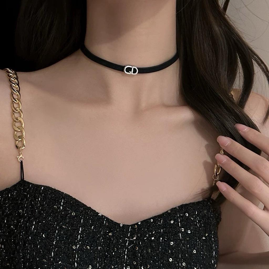 Štýlový pikantný kožený zvončekový choker náhrdelník – Unikátny menšinový dizajn