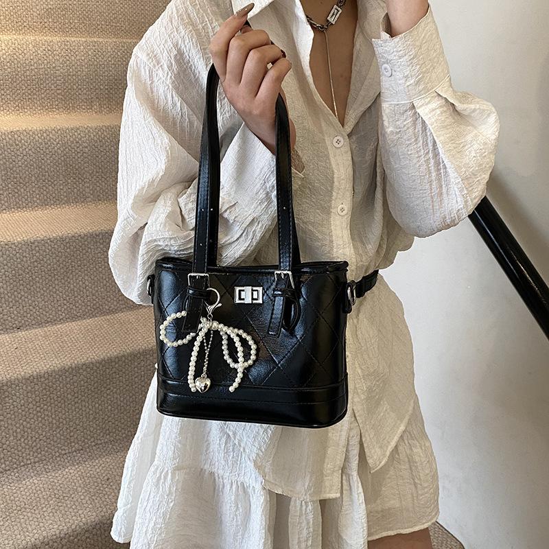 This year's popular bag women's large-capacity 2025 new spring and summer texture rhombus shoulder underarm bag popular bucket bag