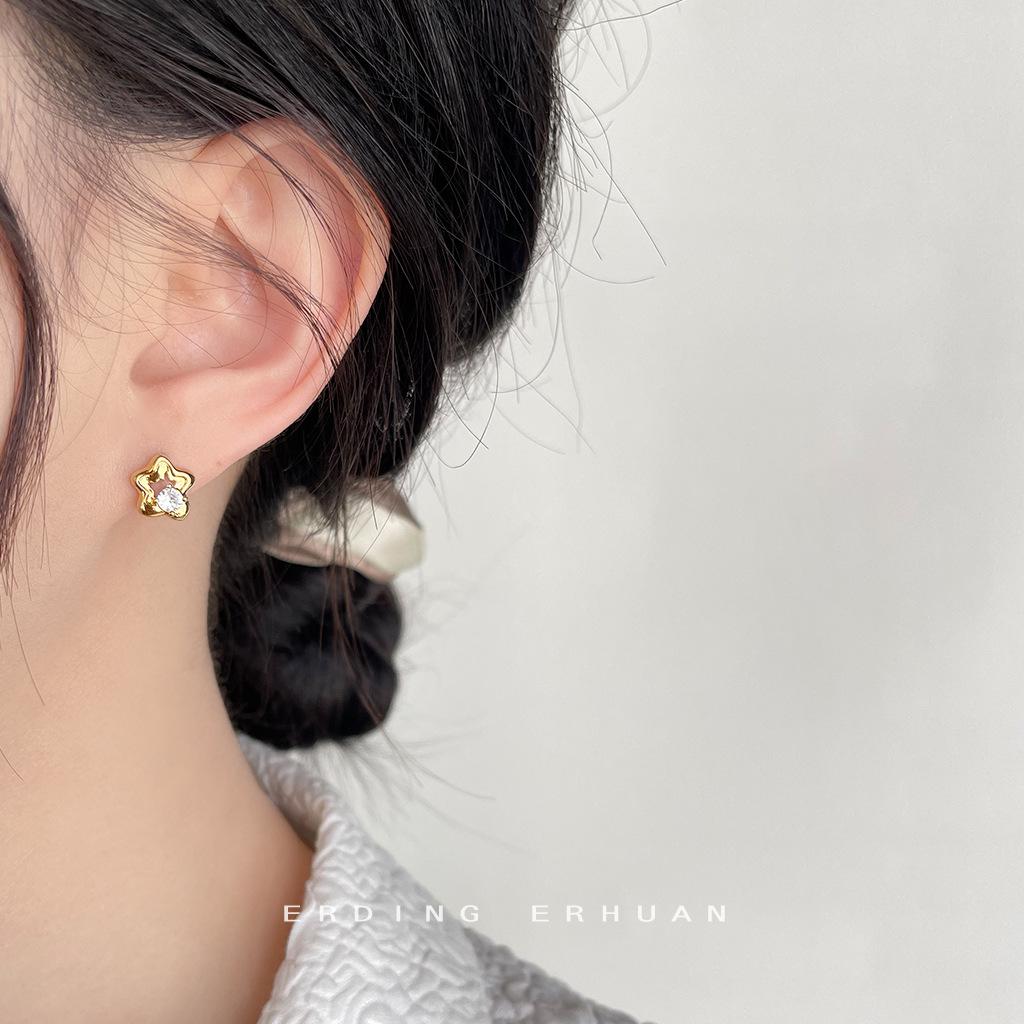 Wind slightly inlaid zircon mini version hollow small flower stud earrings temperament commuter new earrings