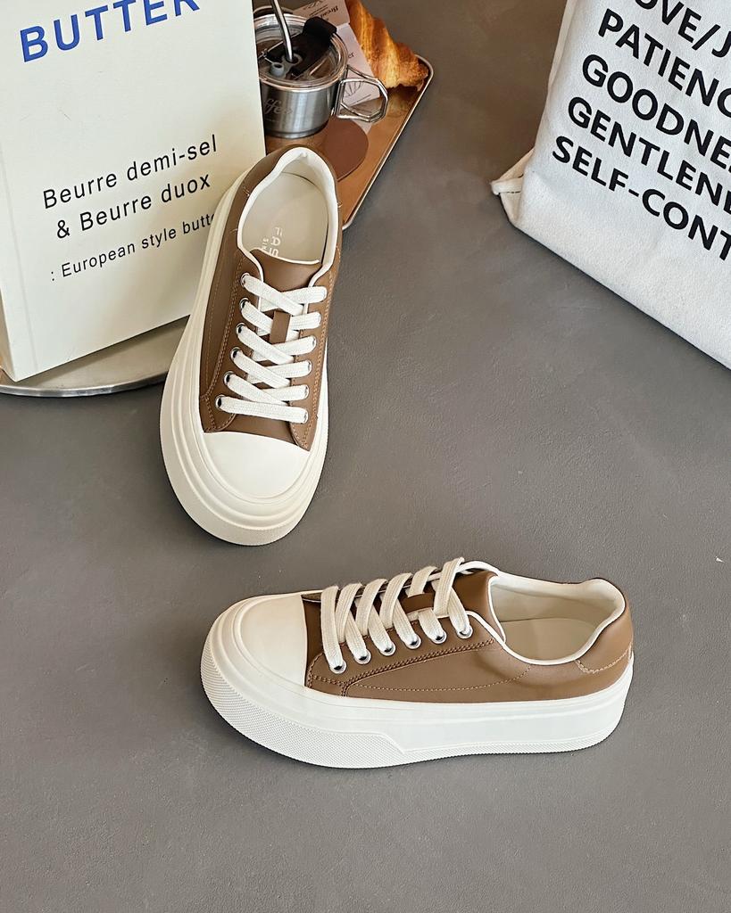 Frühling vielseitig 2025 neue dicksohlige kleine weiße Schuhe Damen Muffin kleine Damenschuhe erhöhend lässige Sport-Board-Schuhe