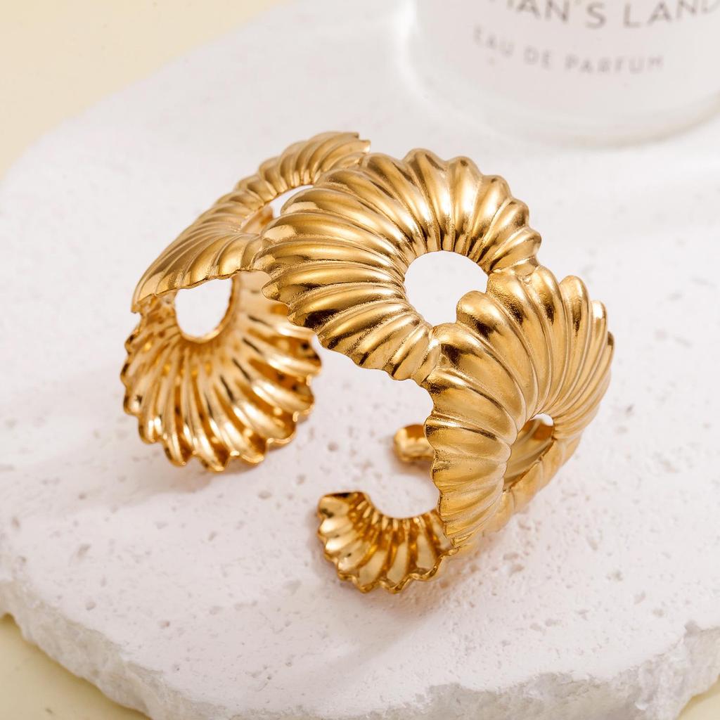 TOHM Retro Floral Open Stainless Steel Bracelet - Women's Exaggerated Fashion, Light Luxury Statement Jewelry