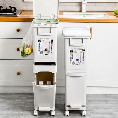 Luxuriöser minimalistischer Mülleimer mit zwei Fächern, Deckel und Fußpedal
