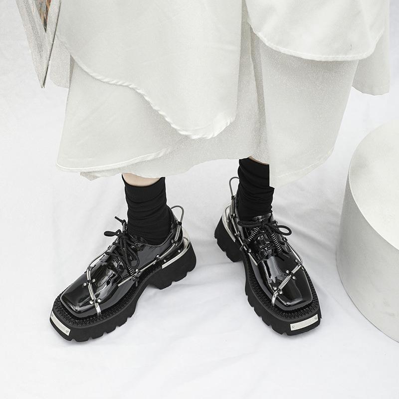 Frühling dekorative Plateau Lederschuhe Damen Kopf Derby Schuhe schwarz dicker Absatz kleine Lederschuhe Damen