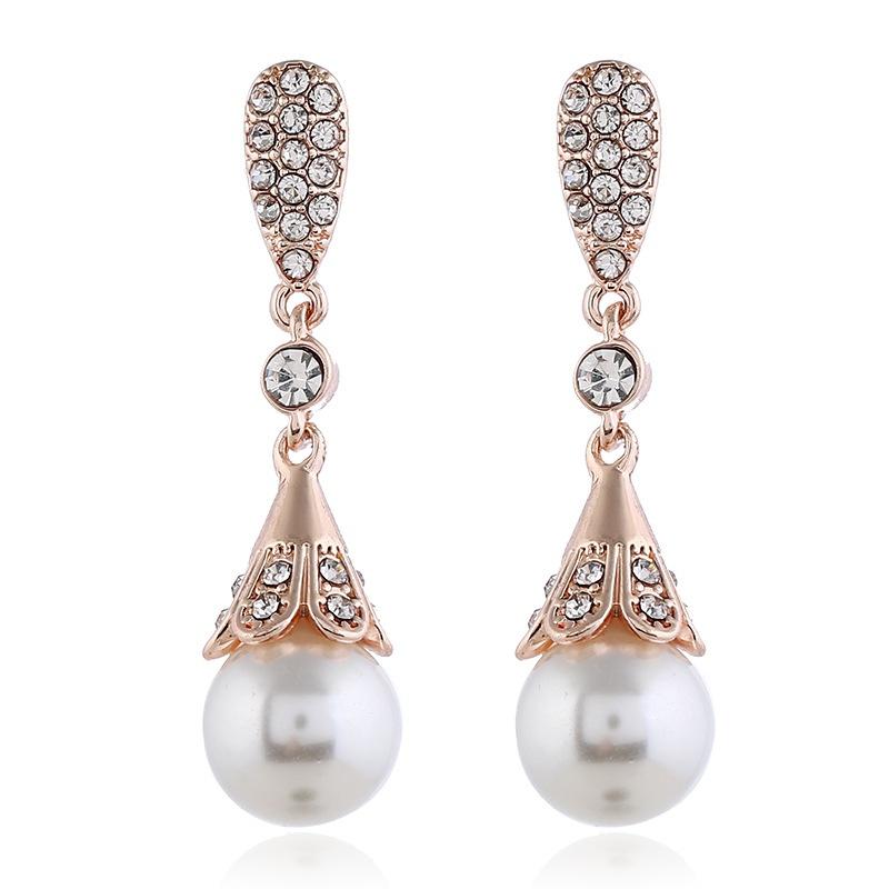 

Довгі жіночі сережки зі штучною перлиною та цирконом рожевий колір золота