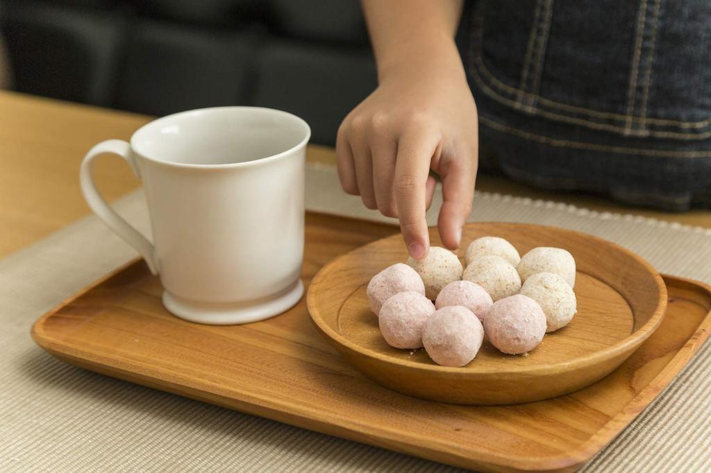 woodpecker Wooden Plate, Mountain Cherry Wood, Made in Japan, Natural Wood Round Tray, Lunch Plate, Mountain Cherry Wood Plate (Small)
