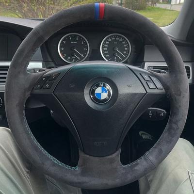 Capacul personalizat al volanului autovehiculului din piele intoarsa potrivit pentru BMW E60 (Sedan) E61 (Turism) 530 523 523li 525 520li 535 545i Mașină