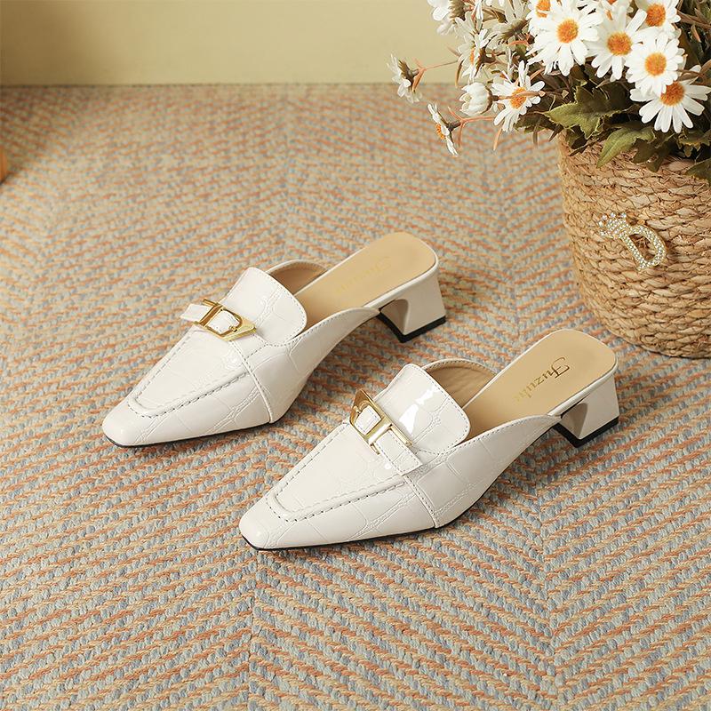 

Баотоу полушлепанцы женские 2025 новая летняя обувь нишевый дизайн толстый каблук квадратный носок лакированная кожа мюли сандалии 39 белый