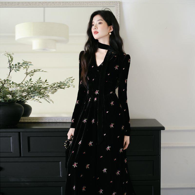 French Retro Black Velvet Dress: Exquisite Long Skirt, Autumn-Winter Socialite Style