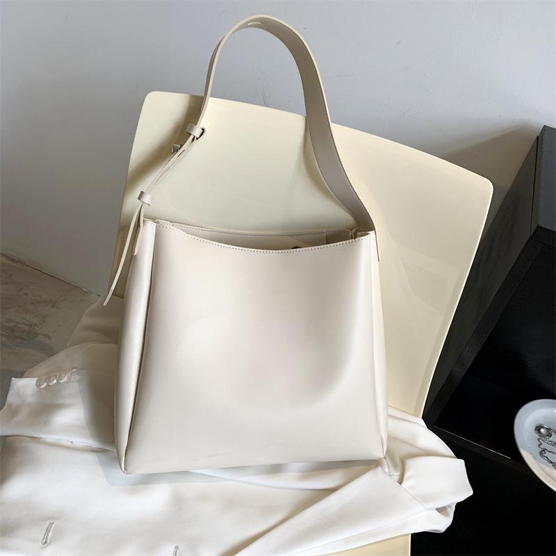 

Шикарная минималистичная женская сумка кроссбоди и на плечо с нишевым дизайном и вместительным объемом белый