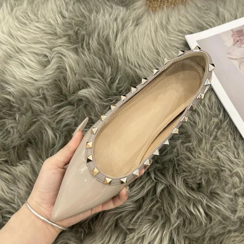 Fashion 2024 New Lady Flock Winter Flats with Studs Pointy Toe Black Shoes for Wide Feet  Arrivals Fashion American Style Slip-Ons