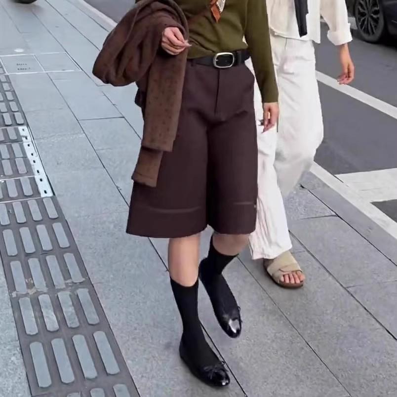 

Plus-Size Coffee Colored Wide-Leg Wool Shorts for Women - High-Waisted, Warm, Thickened, Super Flattering, Ideal for Autumn and Winter 2XL /30 for 130-139 lbs