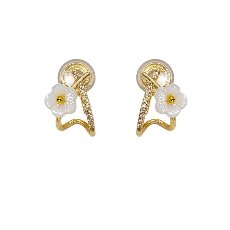 Delicate little white flower ear clips, advanced sense without ear piercings, female sweet mosquito coil disc earrings, temperament wind stud earrings