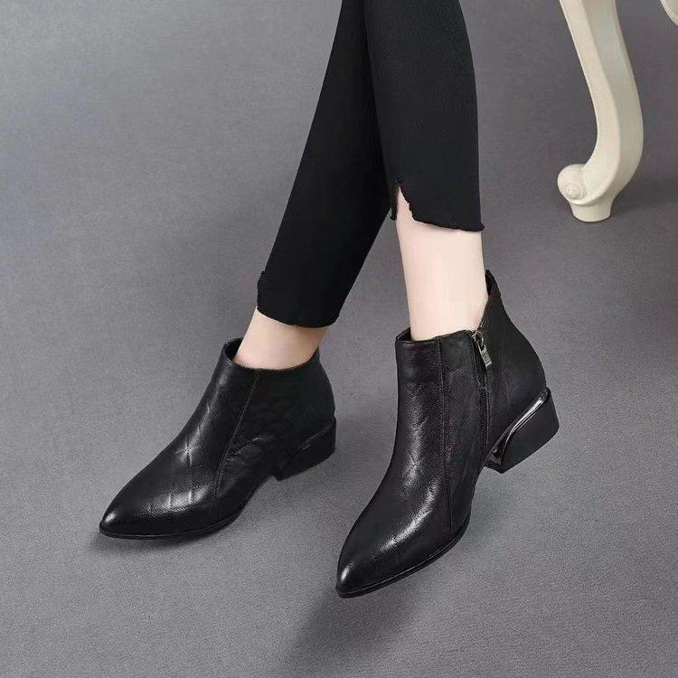 2025 autumn and winter French pointed flat-bottomed short boots new comfortable Martin boots ethnic style soft leather velvet thermal boots women