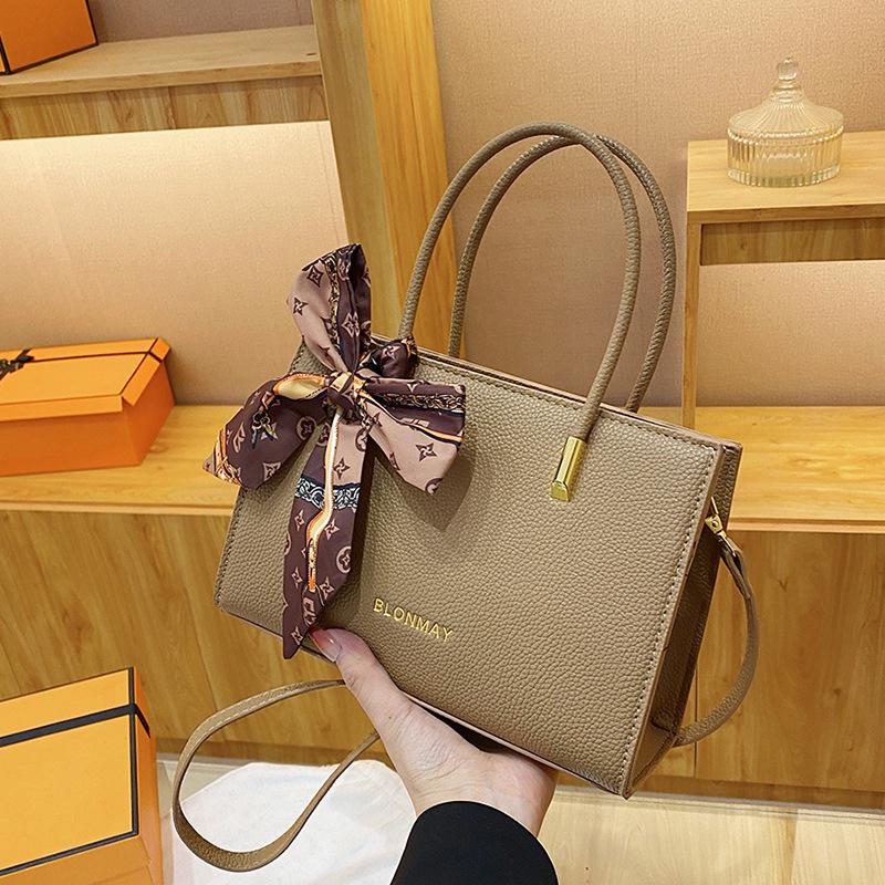 

2023 Autumn/Winter Women s Versatile Scarf Commuter Crossbody Bag - High-Quality, Simple, and Fashionable Single Shoulder Bag чорний