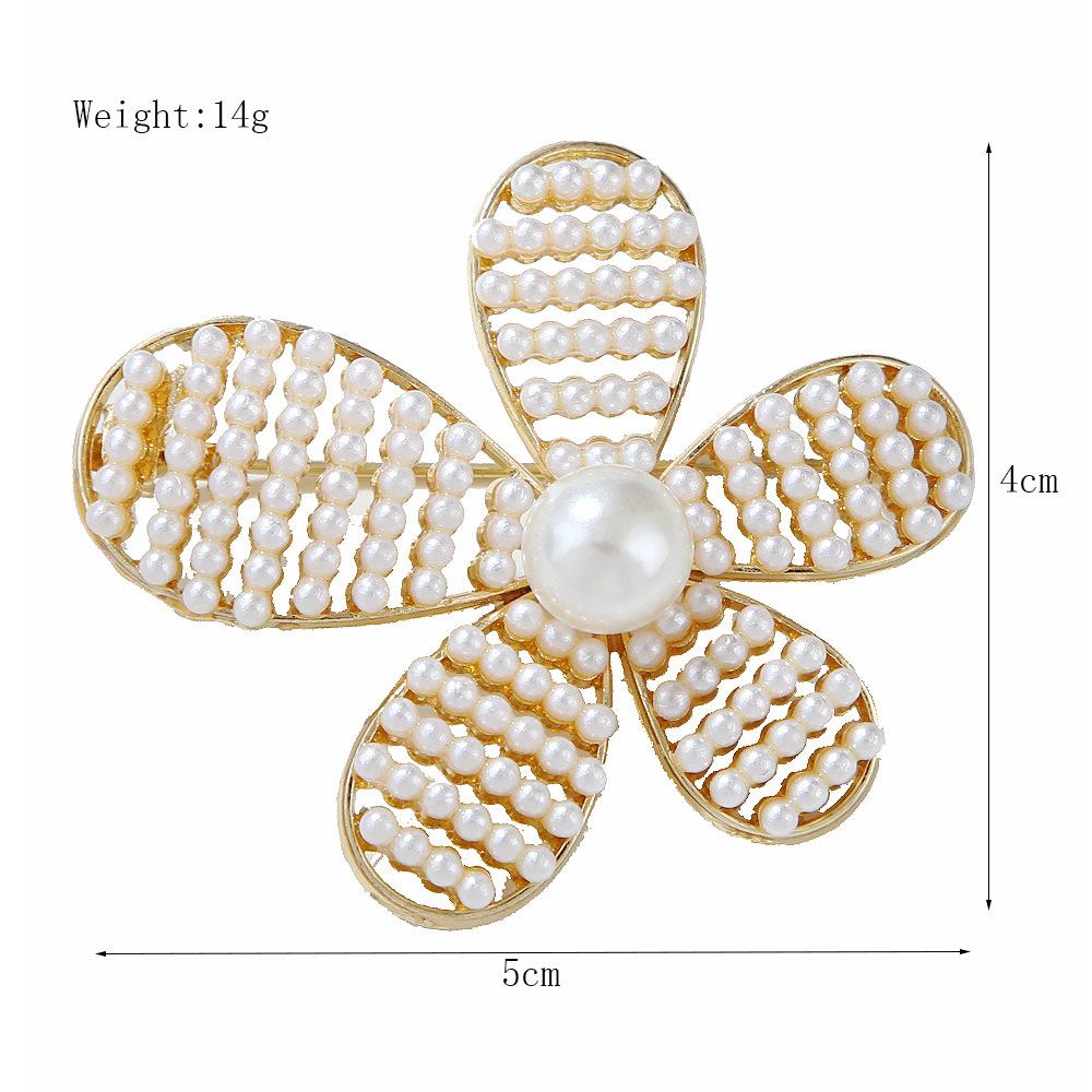 Full of Pearl Hollow Camellia Female Models Brooch Scarf Buckle Jewelry Clothing Accessories Female Long-Lasting Color Exquisite Hypoallergenic Brooch