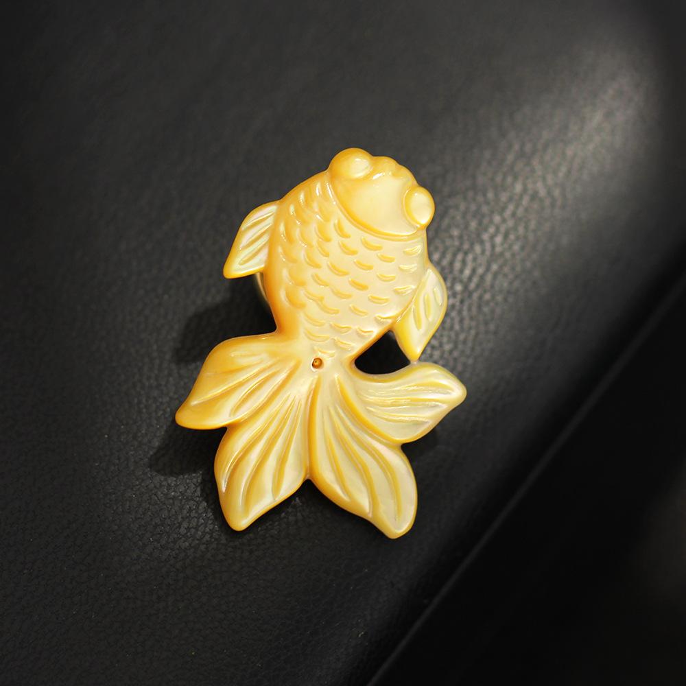 High-End Niche Natural Yellow Fritillary Koi Chest Iron Suction Buckle, Anti-Light Fixed Buckle, No Trace And No Clothes Magnet Buckle