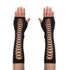Halloween-Hexe-Kostüm-Set: Gestreifte lange Socken, Hexenhut, Besen, Elastische Netzstrumpfhandschuhe, Ballkleid und Netzstrümpfe.