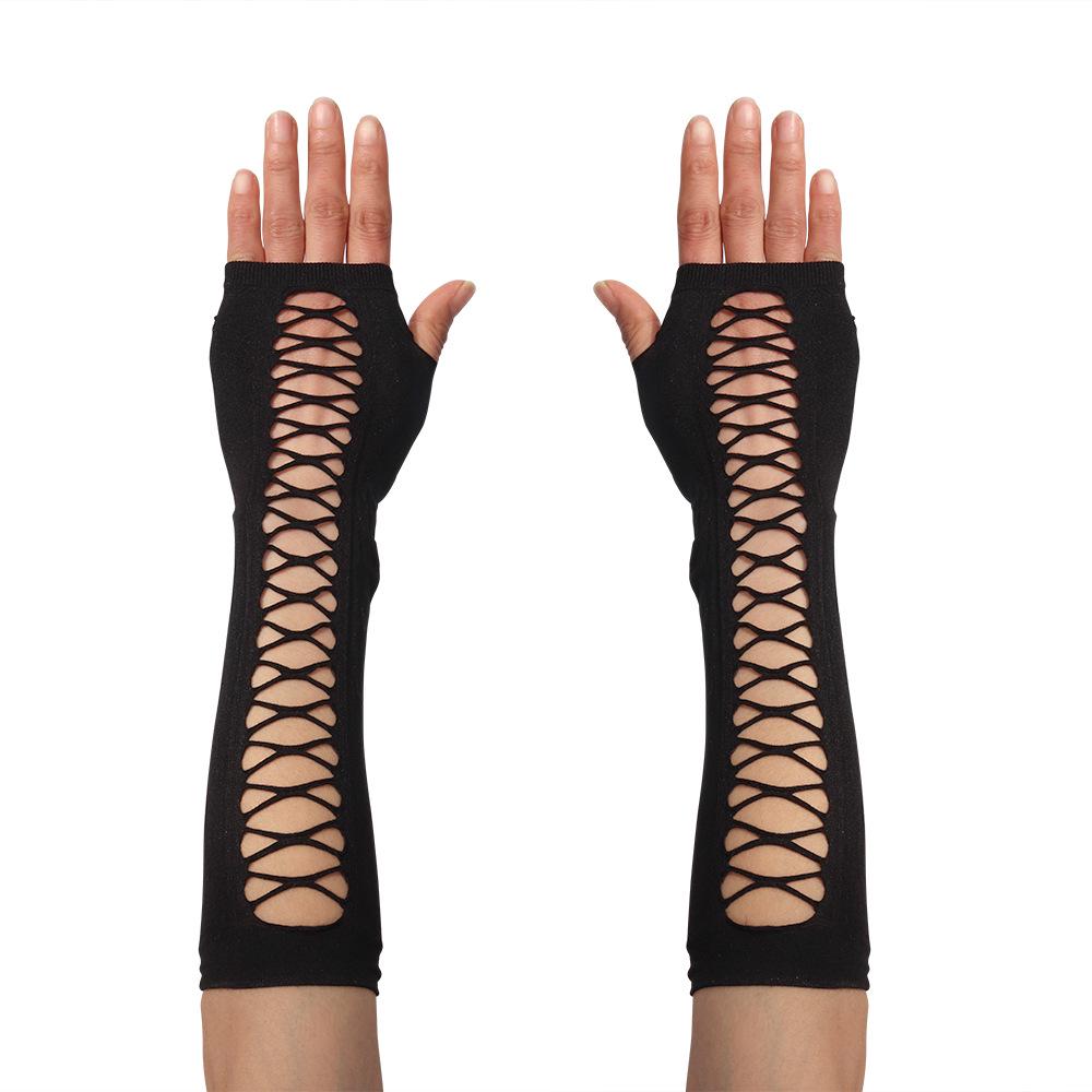 Halloween-Hexe-Kostüm-Set: Gestreifte lange Socken, Hexenhut, Besen, Elastische Netzstrumpfhandschuhe, Ballkleid und Netzstrümpfe.