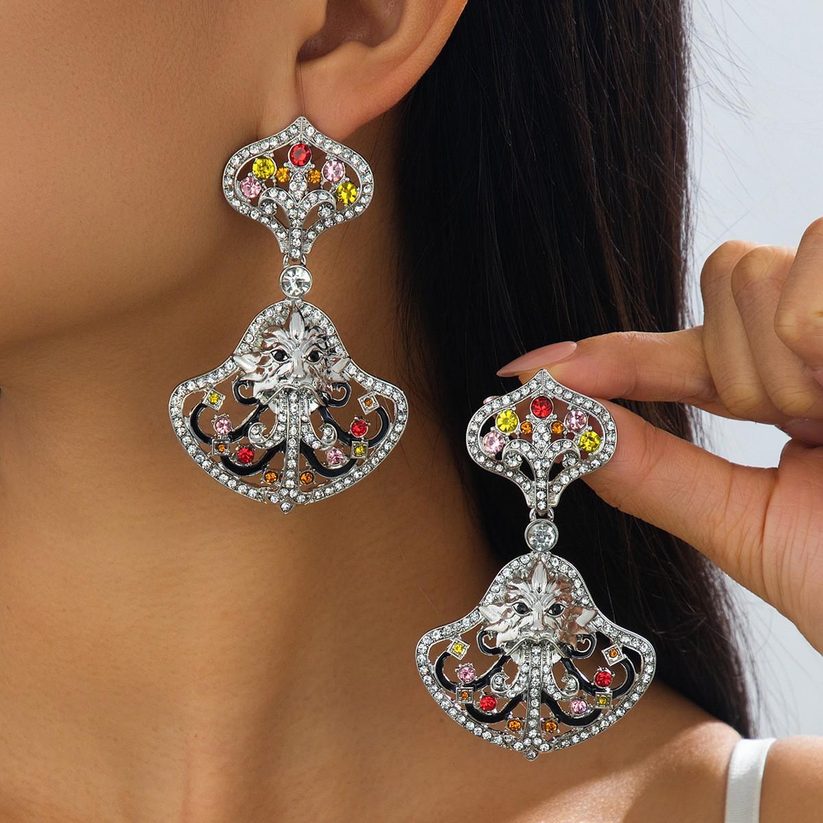 European & American Retro Lion Head Earrings with Rhinestones серебряный