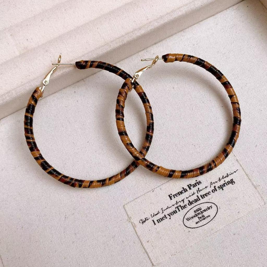 Retro style silver needle leather leopard print geometric circle earrings European and American earrings fashion niche design earrings