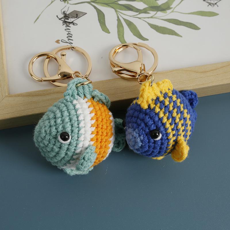 Mini Bunter Handgehäkelter Plüsch Ozeanfisch Spielzeug Schlüsselanhänger Gestrickter Webstoff Kleiner Süßer Meeresfisch Schlüsselanhänger Kleine Mini-Puppe Anhänger