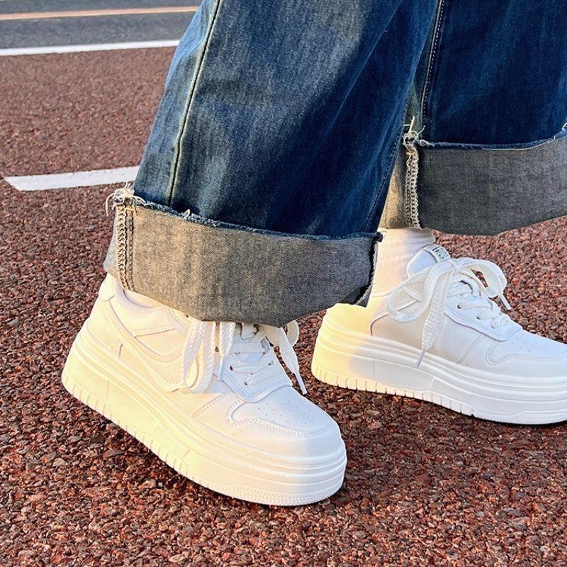 Pantofi versatili cu talpă groasă și albi pentru femei 2025, pantofi sport respirabili noi de vară pentru femei, pantofi de skate ușori de nișă