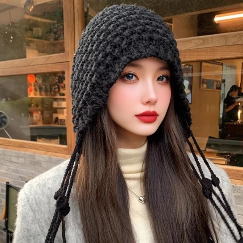 

Вязаная вручную шапка с кисточкой для женщин на осень и зиму, теплая шерстяная шапка, защищающая уши, большой окружности головы, подчеркивающая лицо, с помпоном