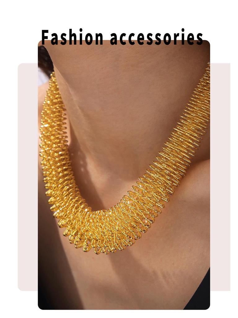 Extra velký pružinový trendy zlatý choker s přehnaným designem z titanové oceli