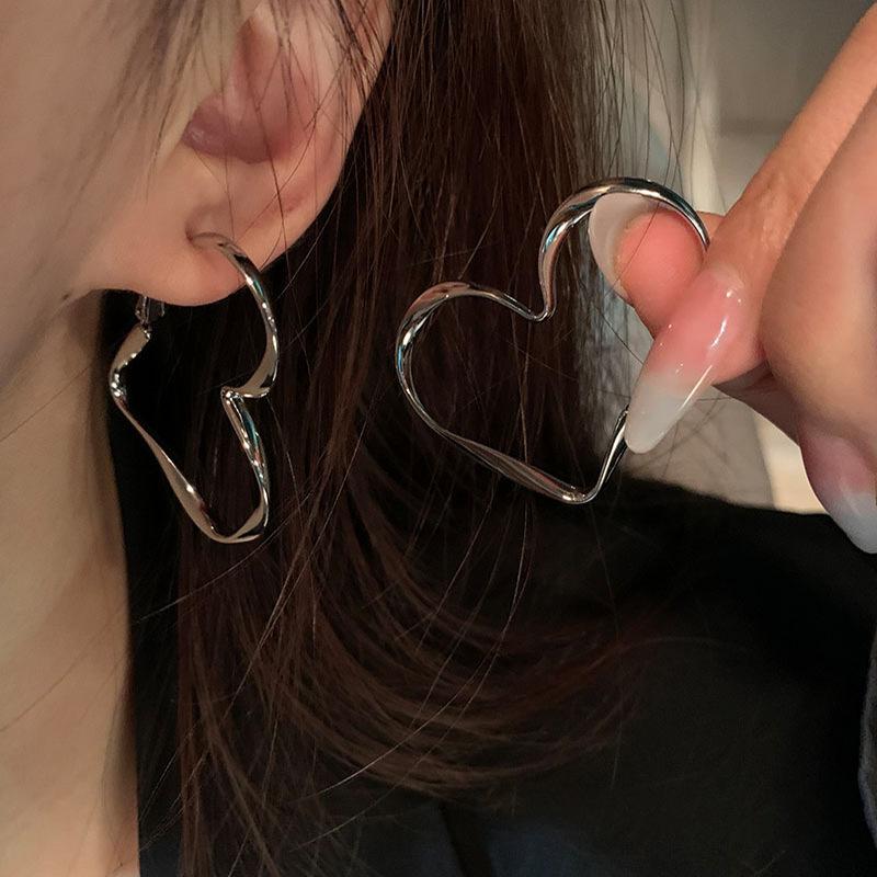 Fashionable and Cute Female Personality Exaggerated Hollow Heart Design Earrings, Suitable for Girls' Birthday Jewelry Gifts.