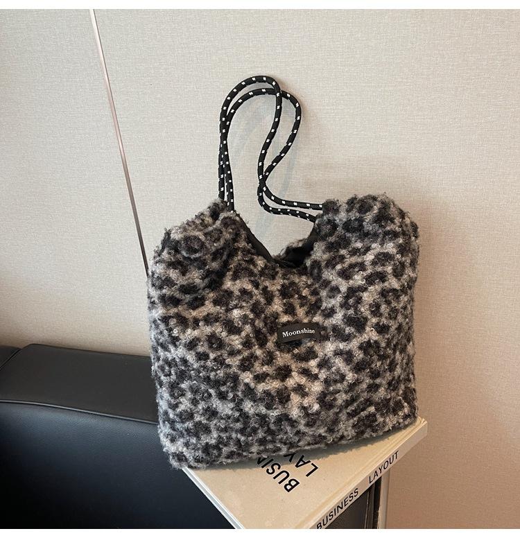Shoulder bag, foreign style leopard print plush trend chain 2025 new model, versatile personality, simple fashion and casual support