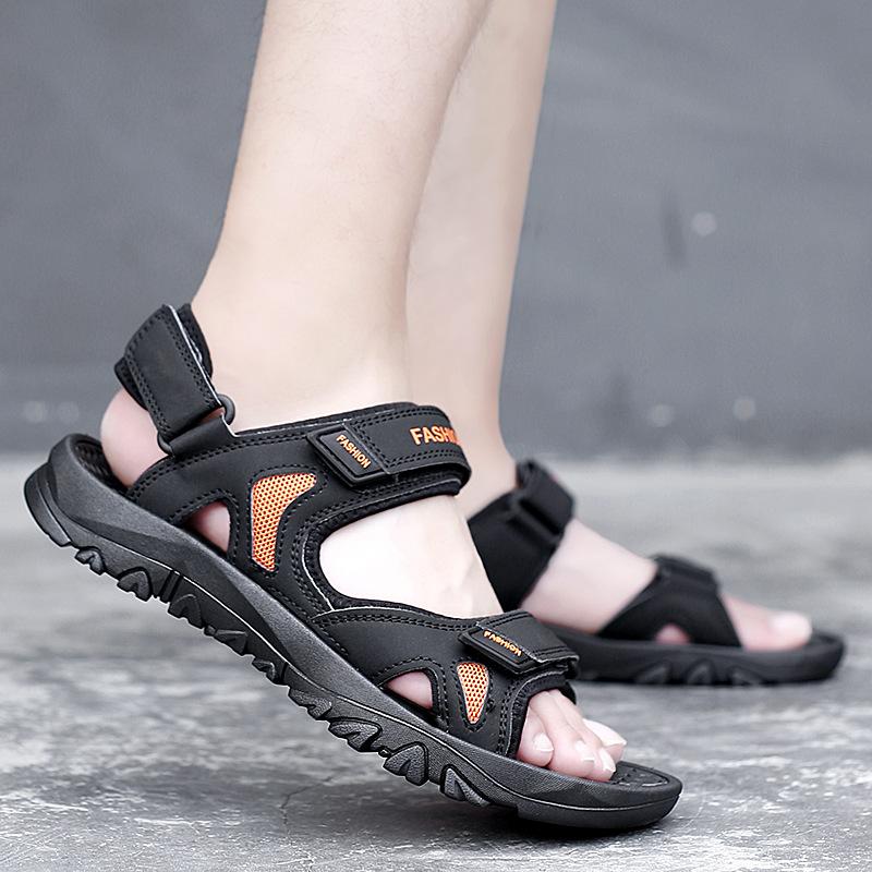 Sommar utrikeshandel stor storlek andningsbara avslappnade herrsandaler havsstrand bäck strandskor två herrslippers sandaler
