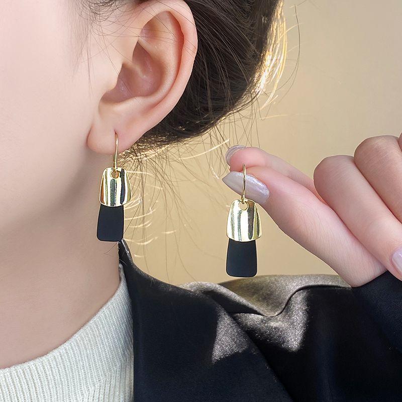 

Gold Contrast Color Metal Earrings for Women 2025 New Arrival Accessible Luxury Fancy Earrings Old Money Style Super Beautiful Earrings Summer Elegant Black Square
