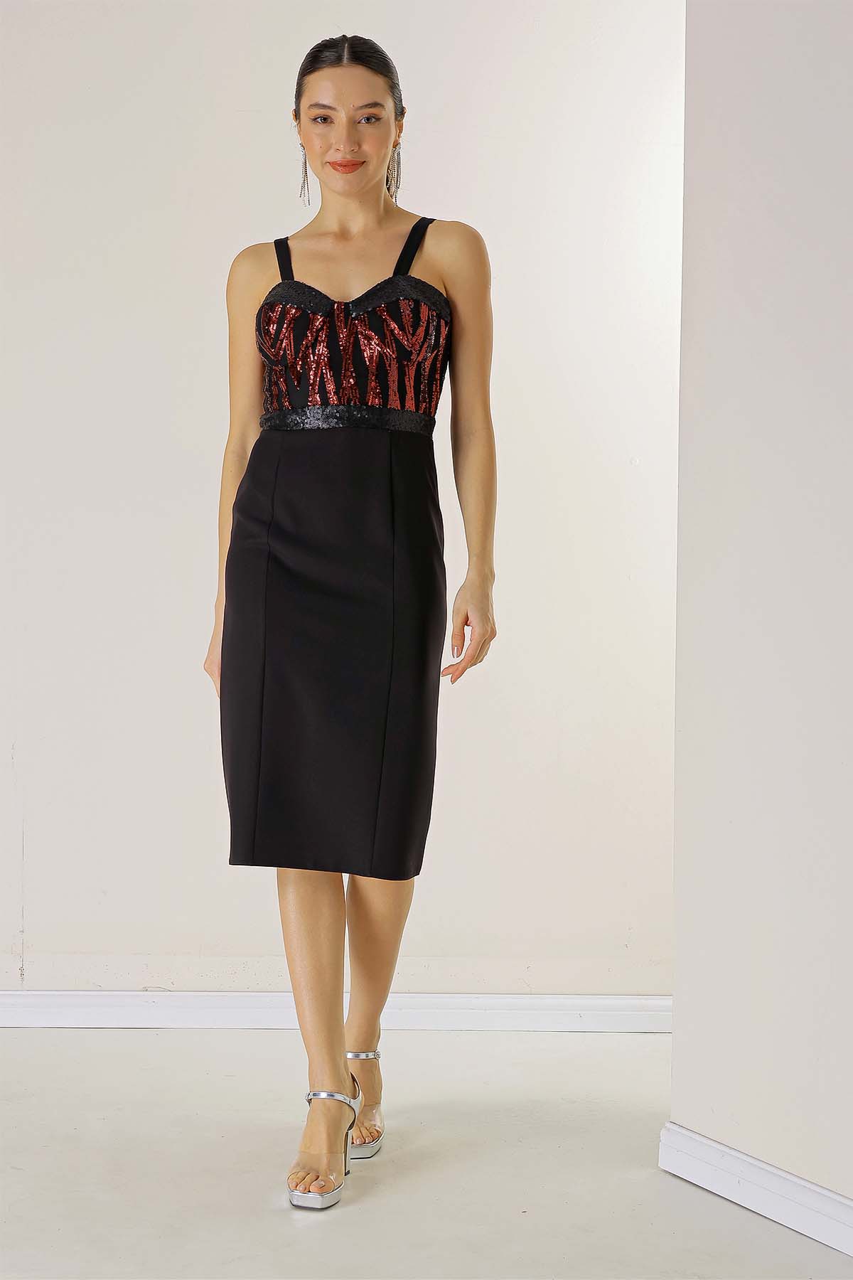 

Короткое платье из крепа с подкладкой, расшитой пайетками сверху XXL красный/кларет