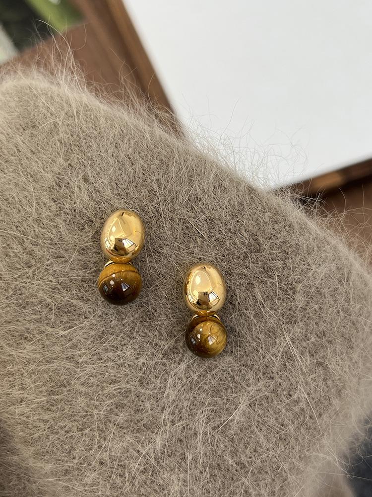 

A two-wear Maillard tiger s eye stone small golden bean rear hanging earrings, high-end niche new earrings.