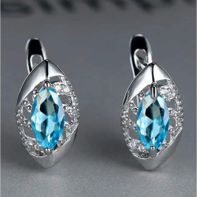 

Стильные, универсальные, элегантные серьги-гвоздики для женщин, излучающие роскошь и утонченность. One Size белый