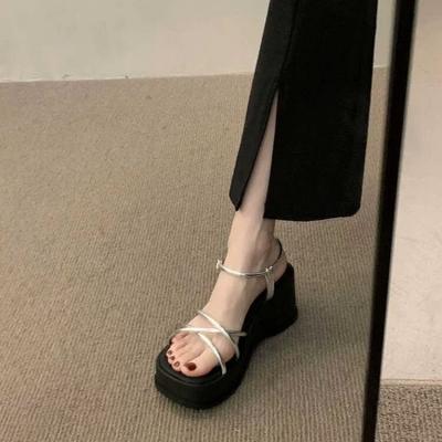 Neue Sommerbekleidung Französische schöne silberne Slipper Damenrock Keilabsatz Plateau Römische Sandalen kleiner Mann