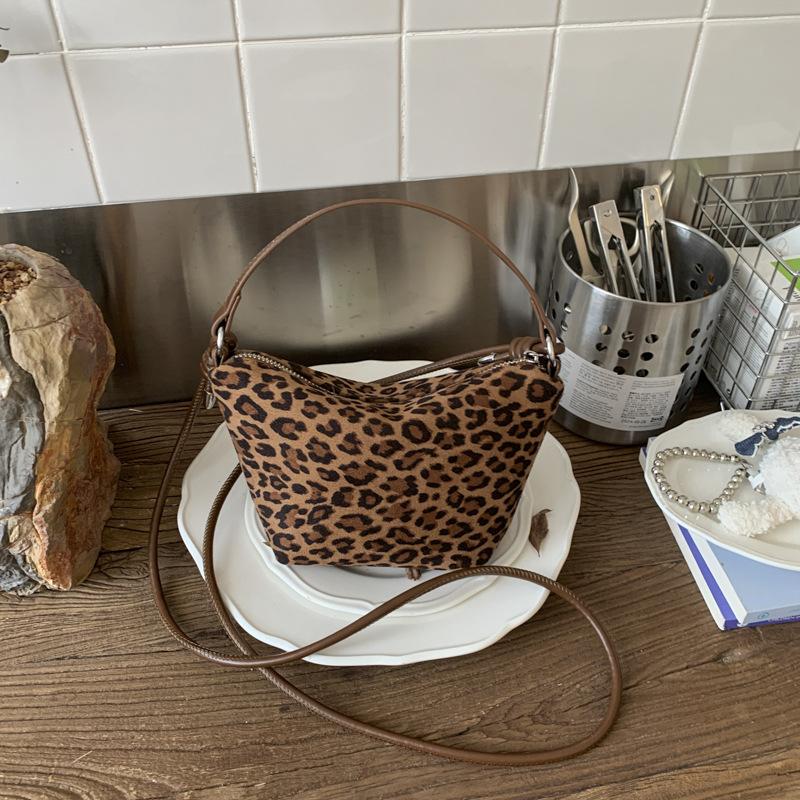 Large capacity leopard print bag 2025 new fashionable versatile retro handbag simple casual high-end messenger bag