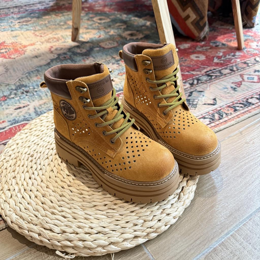 Evropská matná hovězí kůže stohovací boty dámské 2025 podzimní nošení krátké boty všestranná ležérní móda retro vysoké Martinovy boty vlna