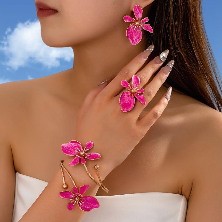 

Vintage Elegant Sexy Floral Open Cuff Armlet for Women Vintage Enamel Glaze Craft Flower Open Arm Ring Jewelry Gift