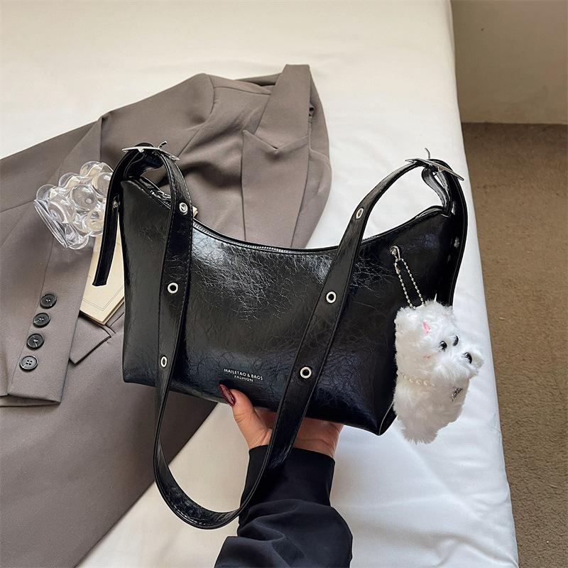 Trendy underarm bag, new fashion trend, large-capacity tote bag, commute to work and leisure shoulder bag.