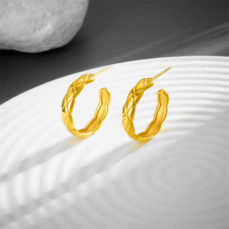 

Серьги из нержавеющей стали с ромбическим узором в европейском и американском стиле Xiaoxiang Ретро Холодный стиль Титановая сталь Универсальные серьги с геометрическим узором Серьги