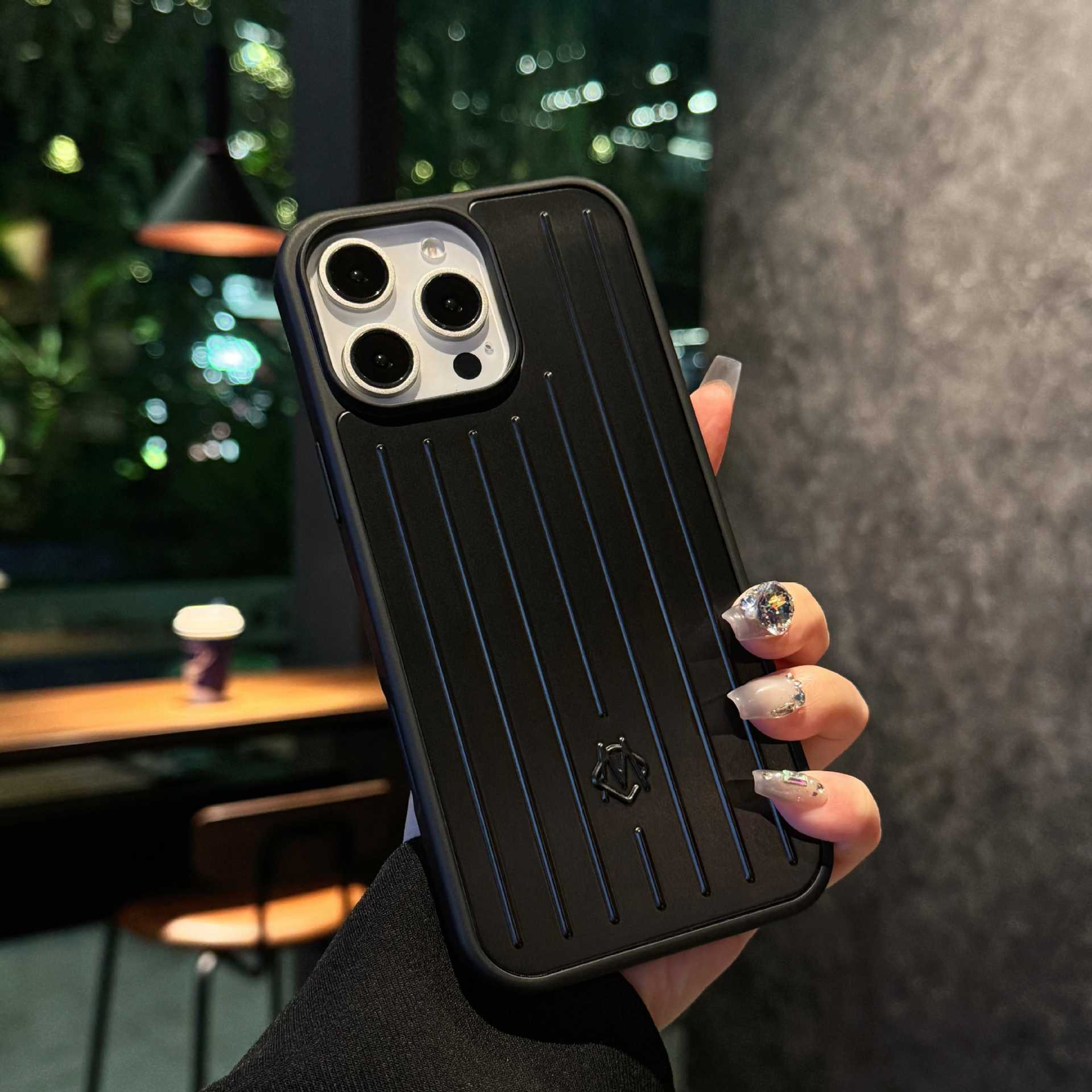

Застосовується до чохла для мобільного телефону iPhone17 Rimowa алюмінієво-магнієвий сплав простий та просунутий захисний чохол для Apple 16promax iPhone16 чорний