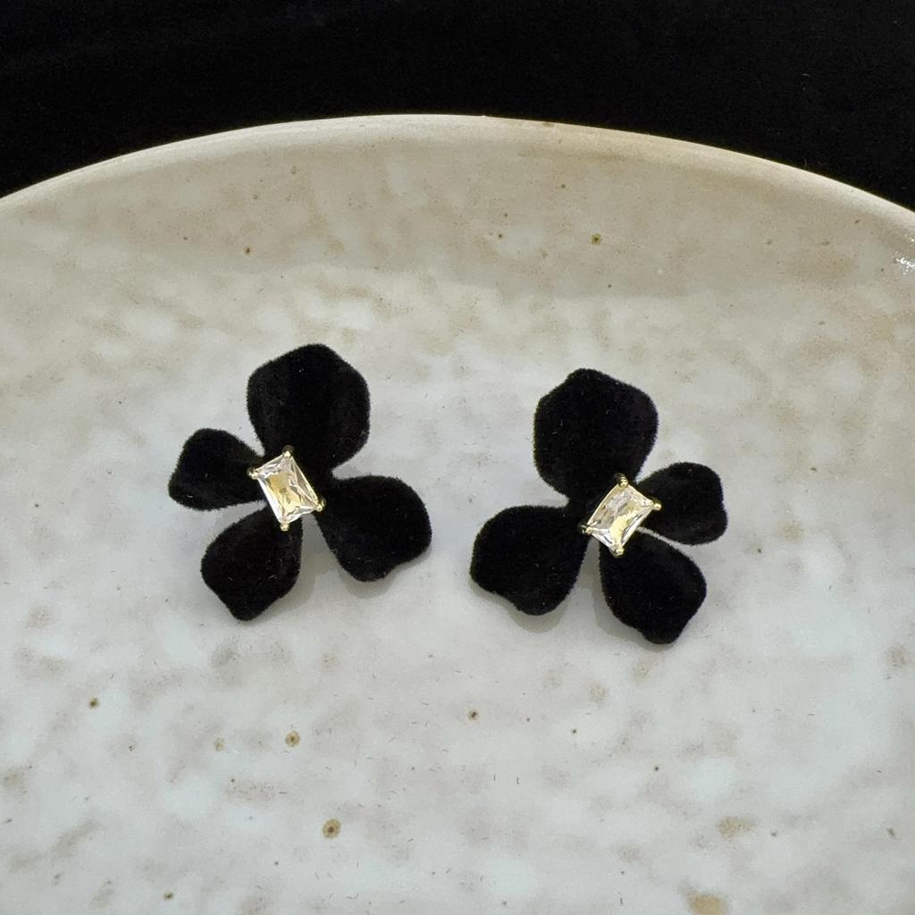 Elegant Zircon Flower Stud Earrings - Niche Style for Women, Versatile for Autumn and Winter