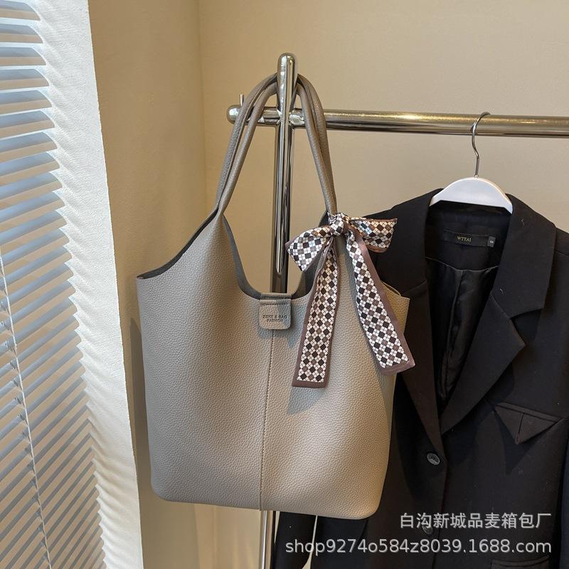 

Retro commuter tote bag women s large capacity 2025 new autumn and winter casual versatile simple shoulder mother and child bag