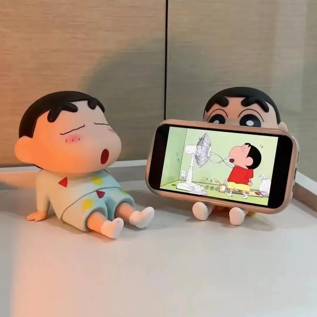 Figurky Crayon Shin-Chan Držák na telefon Kawaii Anime Stolní ozdoby Kreslený Sledování TV Podpora telefonu Roztomilé panenky Dekorace