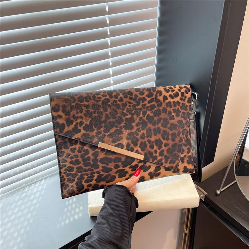 European and American fashion leopard print clutch envelope bag, dinner bag, fashionable foreign style personalized design, wrist bag, women's bag