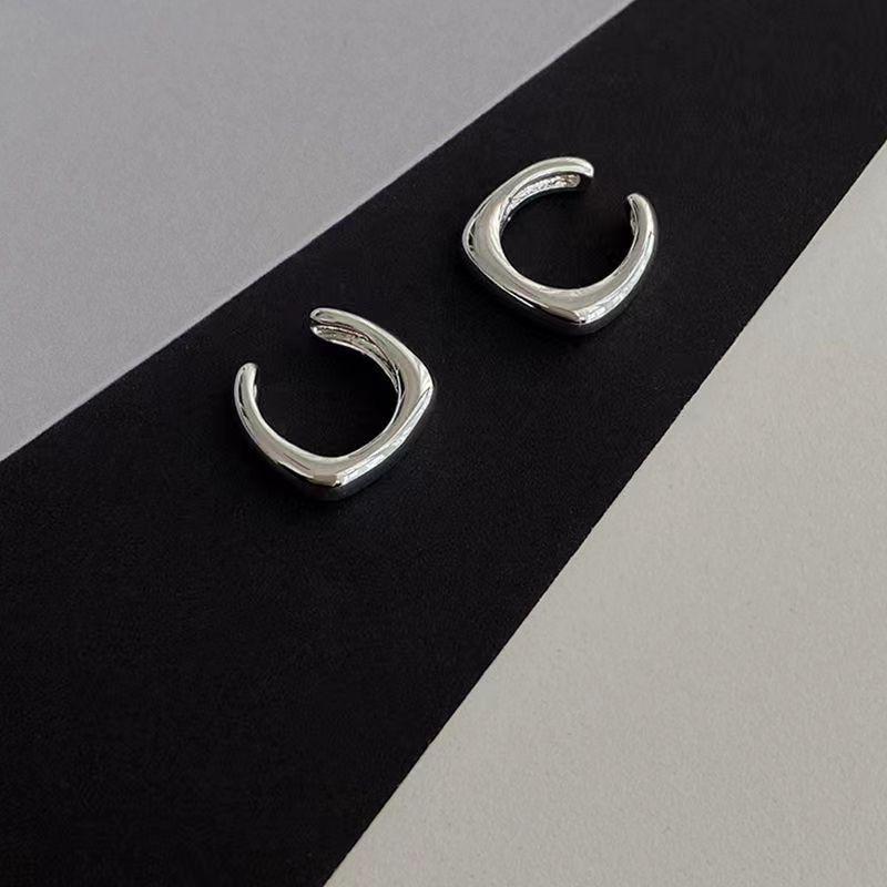 Clips d'oreilles lisses en forme de U avec un design mignon et de niche pour filles - Aucun piercing nécessaire.