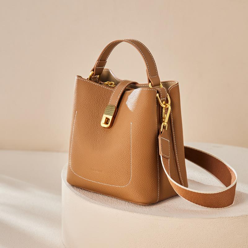 

Mrs. Qiao Bag Women 2025 New Autumn Winter Bucket Bag Women Crossbody Bag Women Bag High-end Genuine Leather Shoulder Bag Long19CM、Thick12.5CM、 золотий коричневий колір