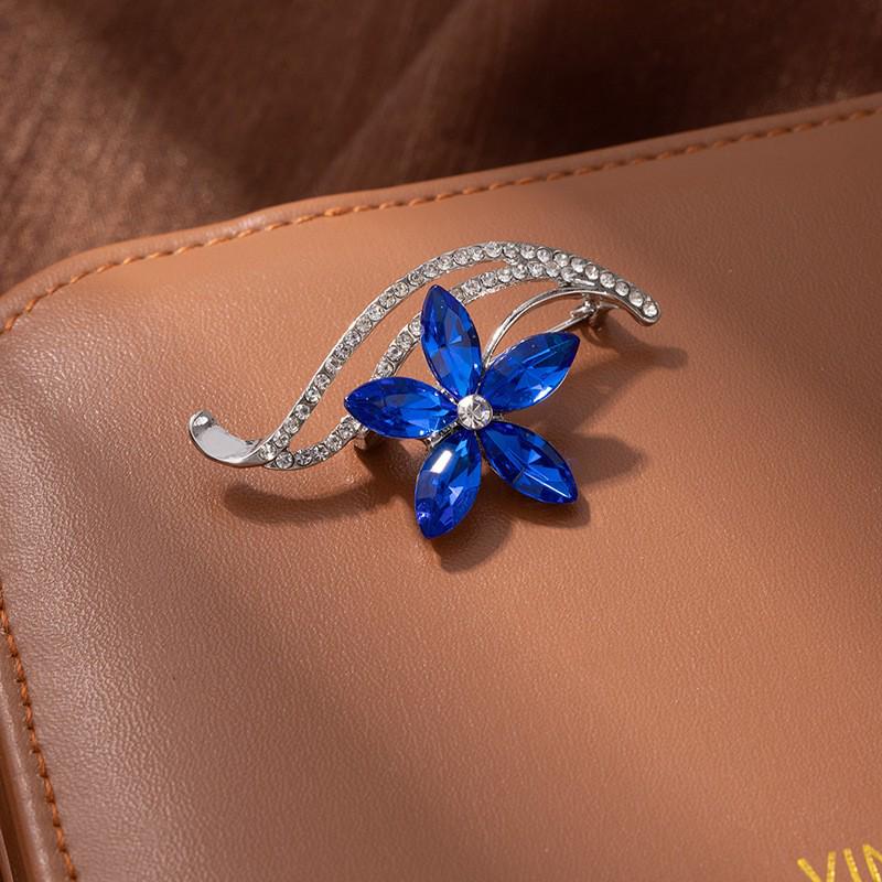 Elegant Korean Rhinestone Blue Crystal Flower Brooch Scarf Buckle - Exquisite Anti-Exposure Clothing Accessory