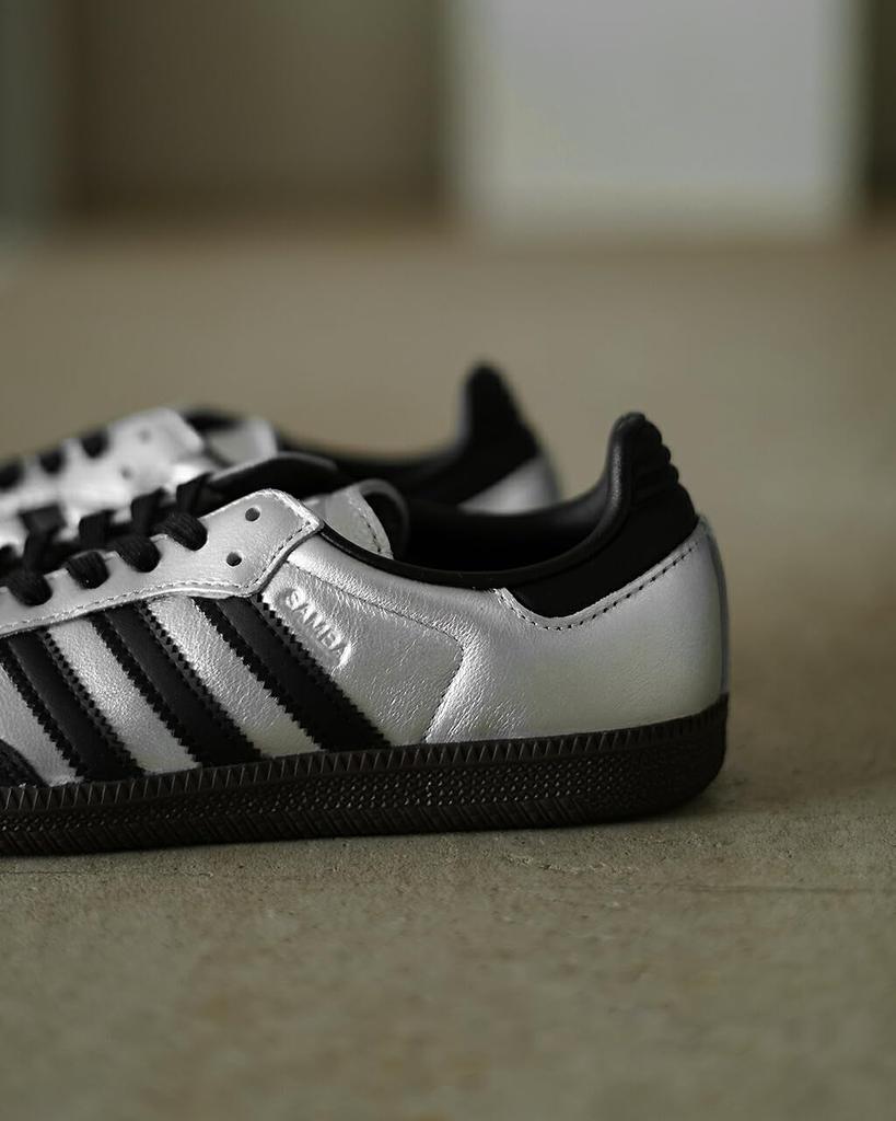 Adidas Originals Samba OG Silber Braun Originals SAMBA OG KI8464 Schuh Metallisch/Kern Schwarz/Dunkel SILVMT/CBLACK/DBROWN (Japanische Größe, Erwachsene, numerisch,